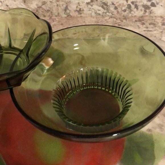 2 GREEN GLASS SMOOTH  SIDES W/RIBBED FOOT & 1 SMALL SUNBURST BOWL -SCALLOP TOP - Picture 3 of 12